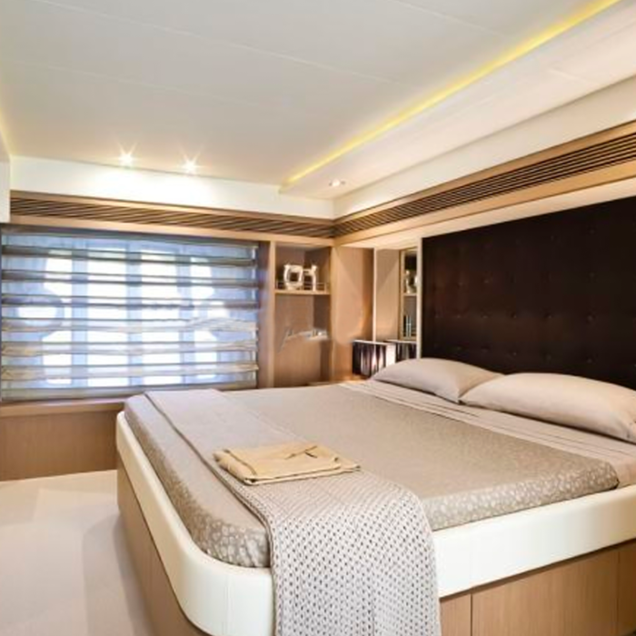 Ferretti 750
